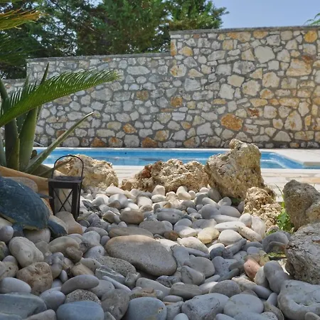 Stone Pool House Gouvia بيت للعطل *