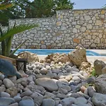 Stone Pool House Gouvia 度假居 *