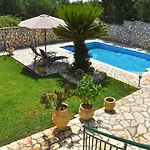 Stone Pool House Gouvia 度假居 *