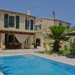 Stone Pool House Gouvia 度假居 *