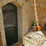 Stone Pool House Gouvia 度假居 *