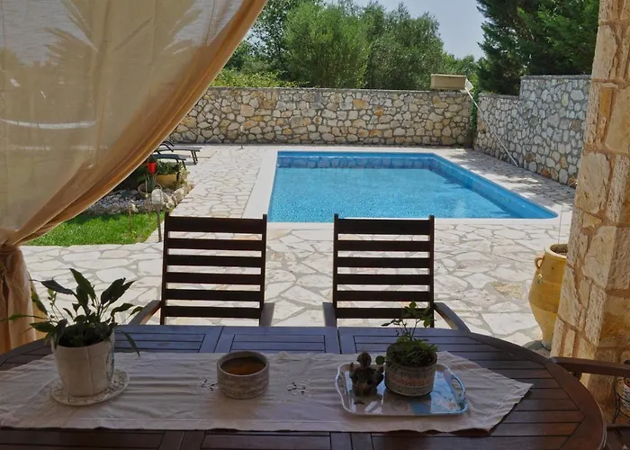 Stone Pool House Gouvia Дом отдыха Poulades