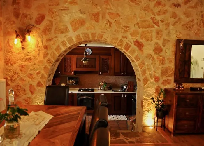 Stone Pool House Gouvia Дом отдыха Poulades