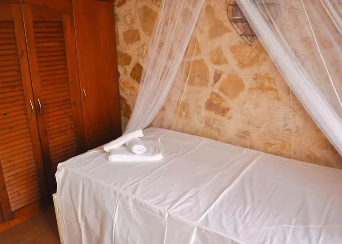 Stone Pool House Gouvia Дом отдыха Poulades